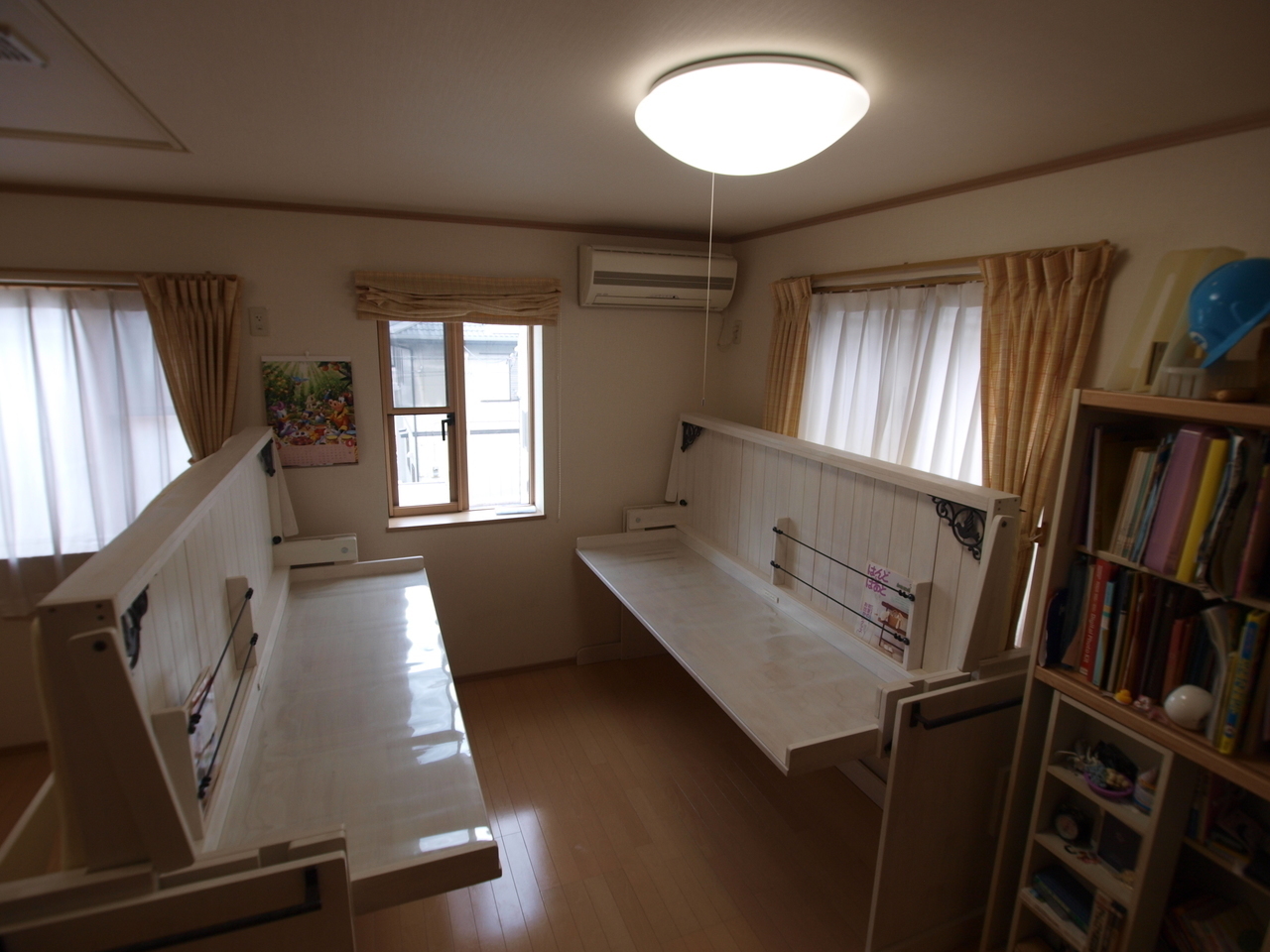 六畳に二人分の机とベッド リノキッズ 二段ベッド ロフトベッドを超えたデスクベッド ベッド一体型学習机