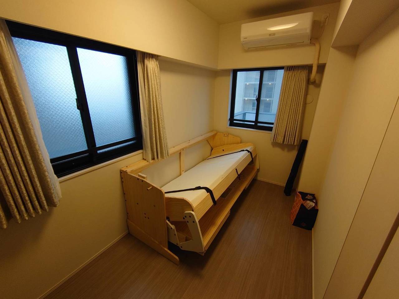 デスクベッド（机ベッド一体型）