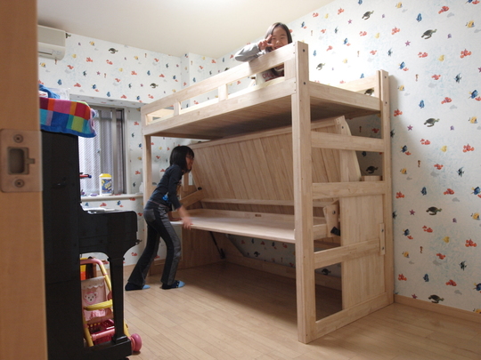 五畳にピアノと二人分の机とベッド リノキッズ 二段ベッド ロフトベッドを超えたベッド一体型学習机