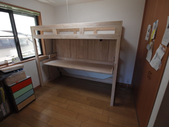 六畳に兄弟二人分の机とベッド リノキッズ 二段ベッド ロフトベッドを超えたベッド一体型学習机