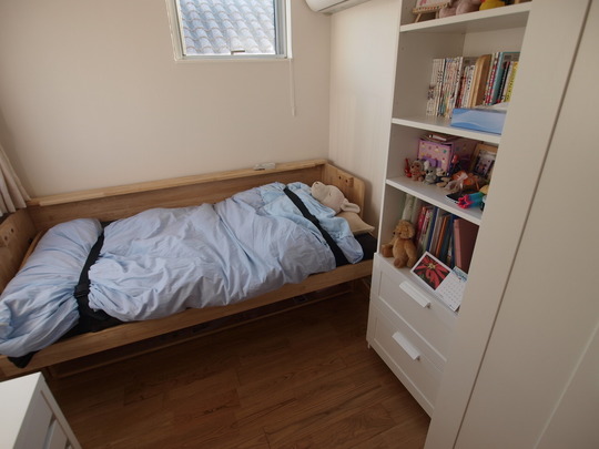 3 7畳ｘ3つ姉妹三人の独立性確保 リノキッズ 二段ベッド ロフトベッドを超えたベッド一体型学習机