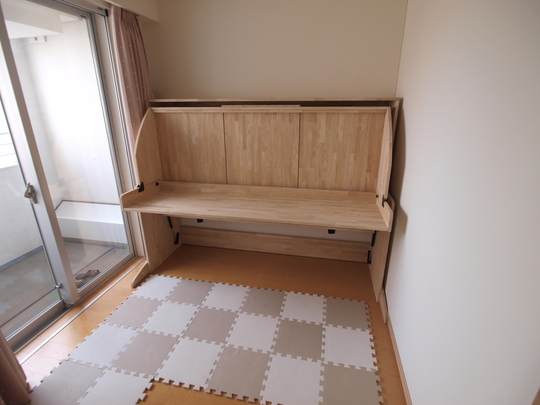 組立スペース無くベランダ利用で組立 リノキッズ 二段ベッド ロフトベッドを超えたベッド一体型学習机